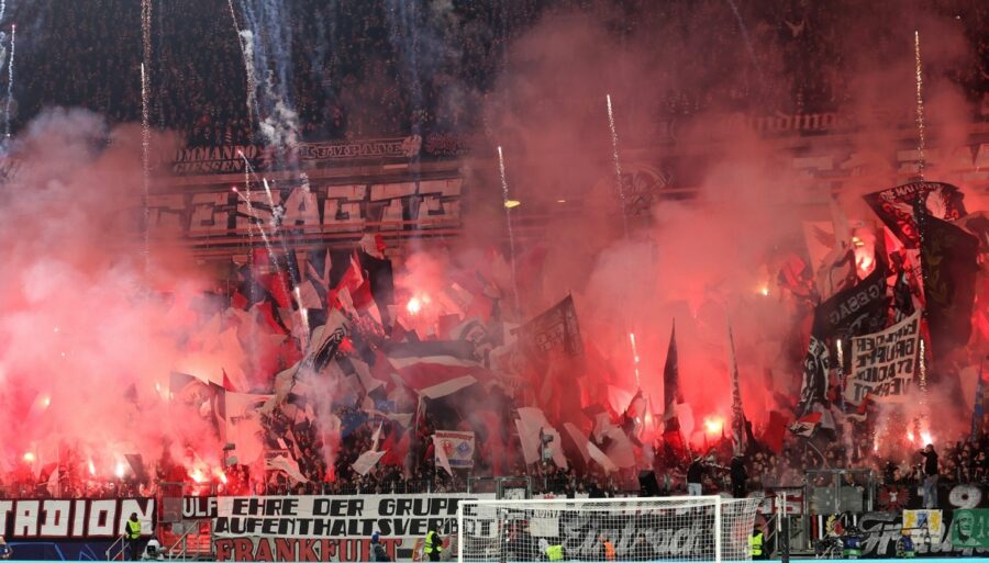 El alquitrán falla a favor del Eintracht: hinchas alemanes en Nápoles