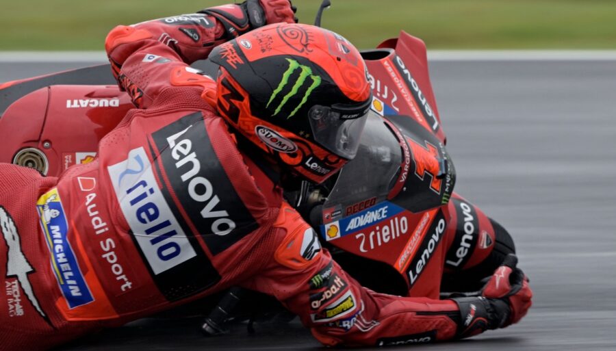 Ducati, Pecco Bagnaia se tumba de nuevo: Tardozzi de rodillas