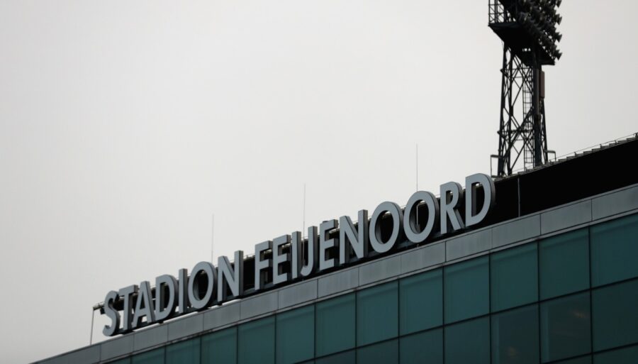 Primero una bocanada de humo, luego un mechero desde la grada: locura en el Feyenoord-Ajax