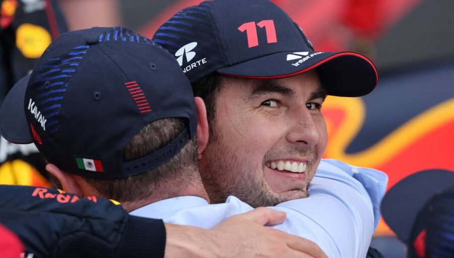 Sergio Pérez se ríe delante de Max Verstappen
