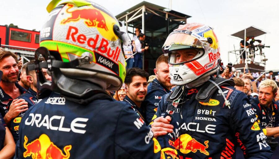 Max Verstappen no tiene suerte detrás de Sergio Pérez
