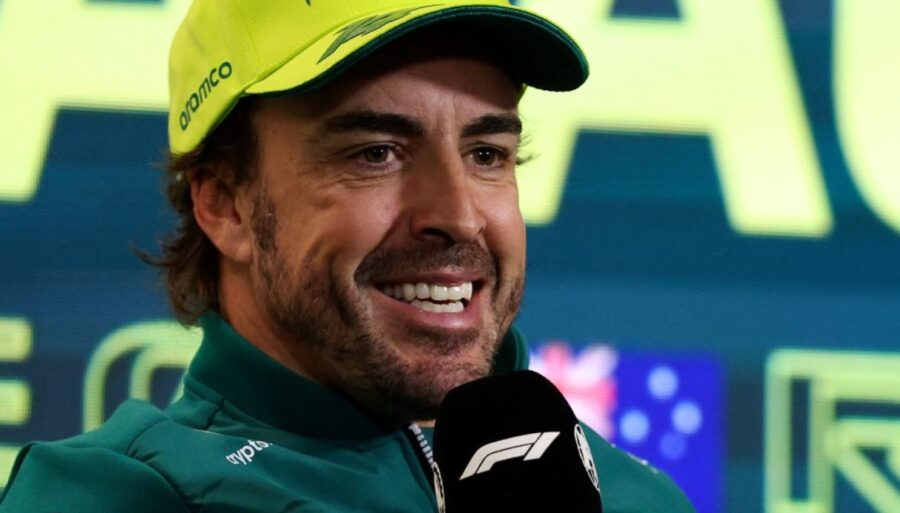 Fernando Alonso provoca a los dos pilotos de Ferrari