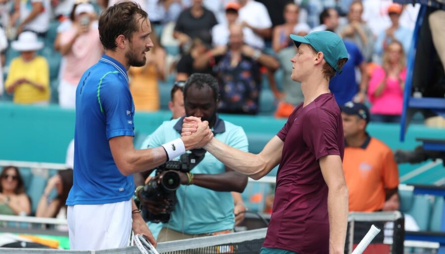 Daniil Medvedev, palo y zanahoria para Jannik Sinner