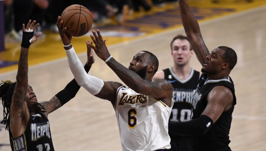 LeBron James estelar, Milwaukee casi fuera