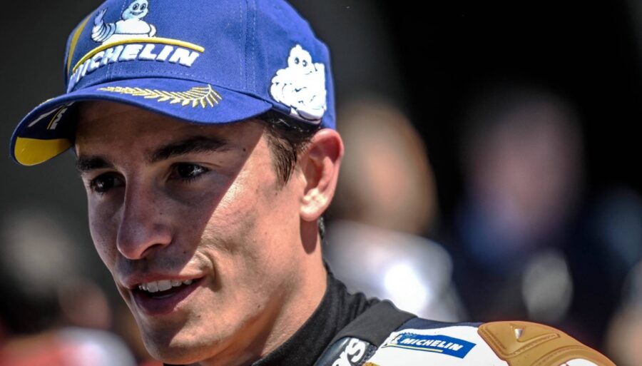 Carlos Sainz defiende a Marc Márquez: «Es humano