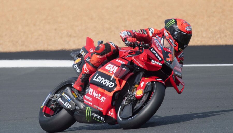 Pecco Bagnaia se burla de Marc Márquez y Luca Marini