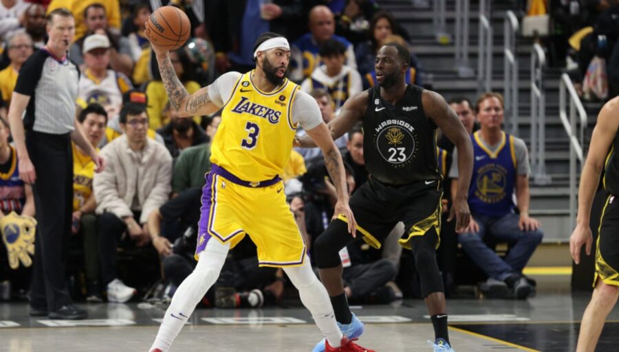 Play-offs de la NBA: victoria ajustada de los Lakers y empate de Nueva York