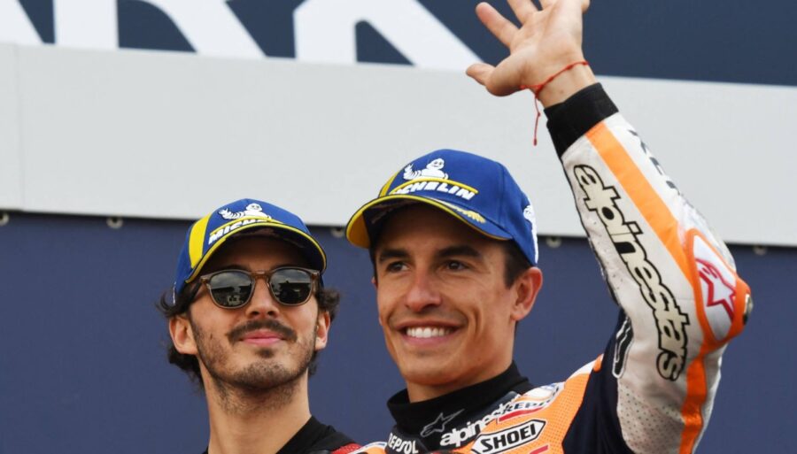 Márquez adelanta a Bagnaia: el piloto piamontés arremete contra la dirección