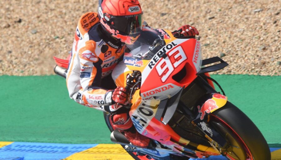 Marc Márquez vuelve a caerse y destroza la moto. Miller al frente en Le Mans