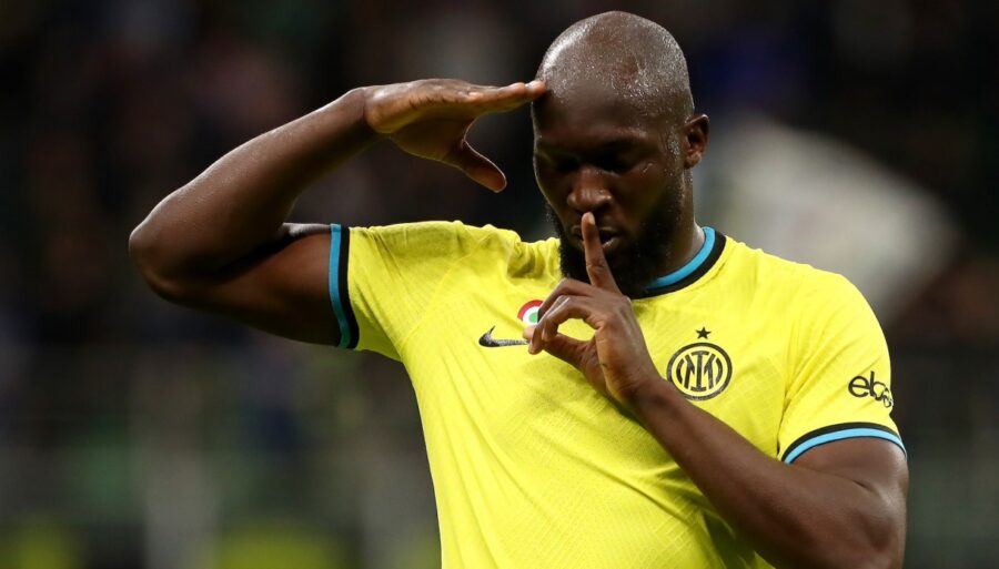 Romelu Lukaku, 30 años con honores. El Inter vence al Sassuolo y adelanta al Lazio