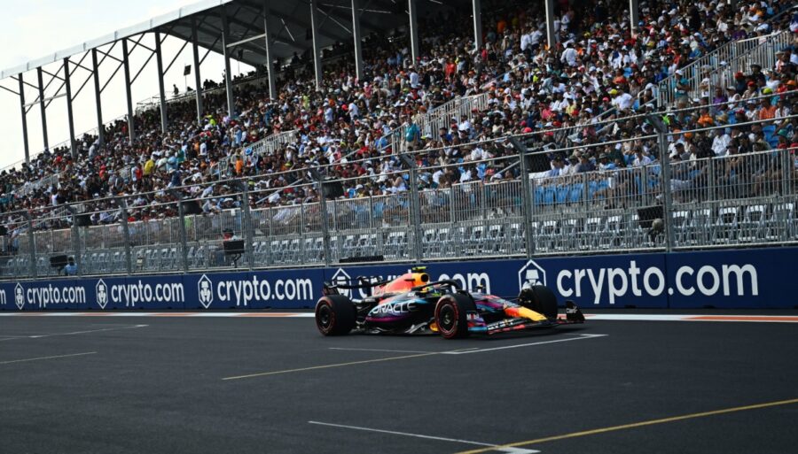 GP de Miami, caos en la Q3 con Leclerc en el muro: Pérez toma ventaja y Verstappen mastica amargura