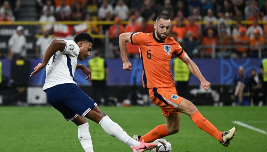 Giorgio Chiellini cae fulminado ante Stefan de Vrij