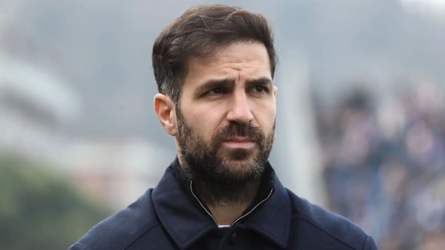 Como, Cesc Fabregas sólo salva el resultado y a un jugador