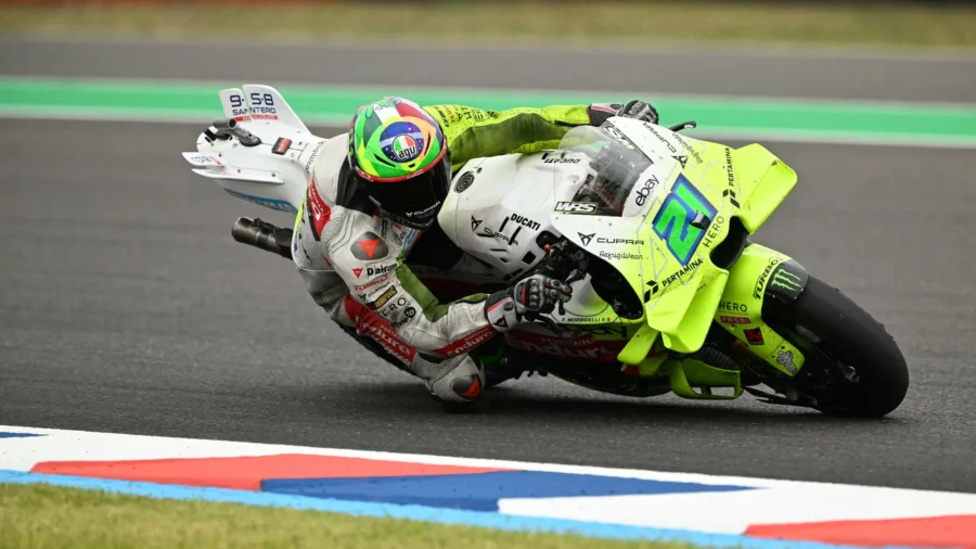 MotoGP, Austin: Morbidelli vuela en mojado, Márquez se cae pero es 3º