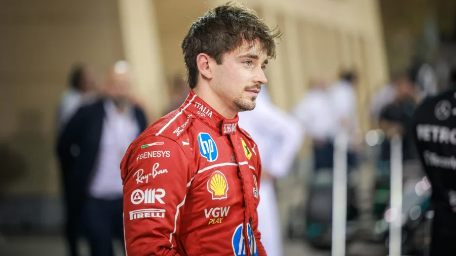 Mercedes penalizado, el Ferrari de Charles Leclerc en primera línea