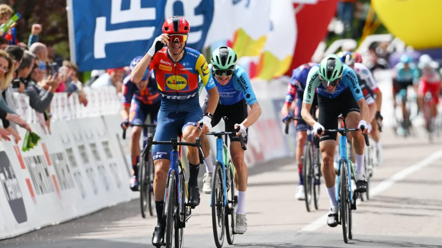 Vuelta a los Alpes, salida en el cartel de Giulio Ciccone