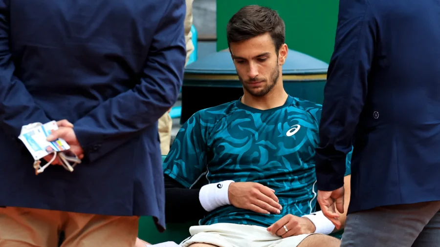 Lorenzo Musetti se detiene en el momento más bello, Carlos Alcaraz gana en Montecarlo