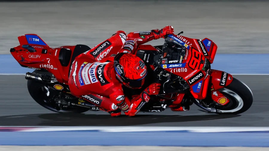 MotoGP Qatar: Marc Márquez vuelve a la victoria. Bagnaia 2º tras la penalización a Viñales.