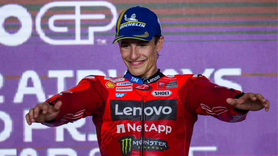 GP de España, Marc Márquez levanta las manos
