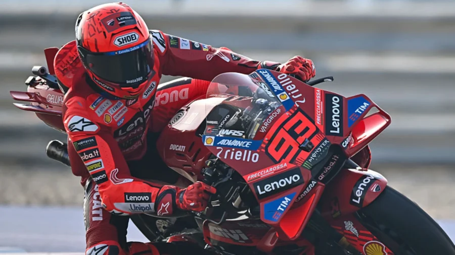 Pole position para Marc Márquez en Qatar por delante de su hermano Alex, caída de Pecco Bagnaia