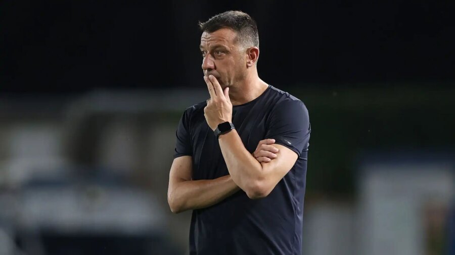 Roberto D&apos;Aversa mastica amargura, pero salva la actuación