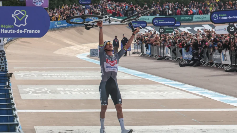 Pogacar cae, Van de Poel triunfa en París-Roubaix