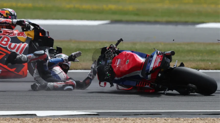 MotoGP, Silverstone, los hermanos Márquez caen: bandera roja