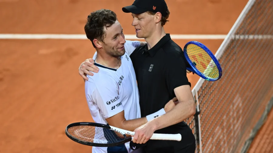 Jannik Sinner: Casper Ruud dirige a Carlos Alcaraz