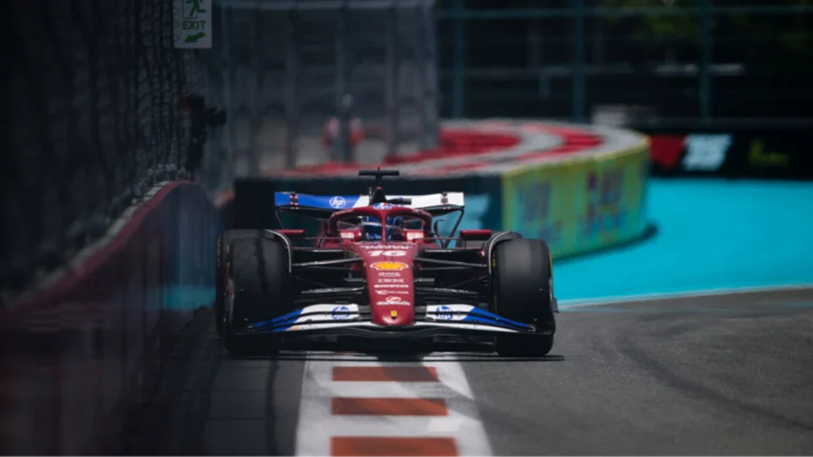 Pesadilla en Ferrari: Charles Leclerc choca contra el muro antes de la salida en Miami