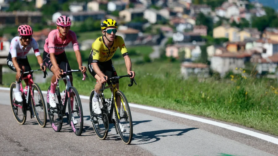 Giro d&apos;Italia 2025, agitación en la clasificación tras la 16ª etapa
