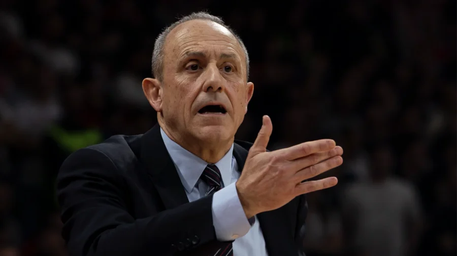 Olimpia Milano: El entrenador Messina señala con el dedo al arbitraje