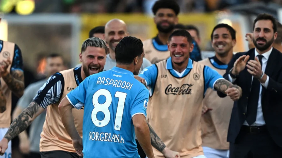 Raspadori arrastra al Nápoles a Lecce: Inter a -6
