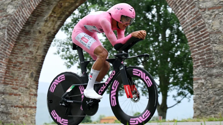 Giro 2025, Isaac Del Toro disfruta de la maglia rosa y desvela una anécdota