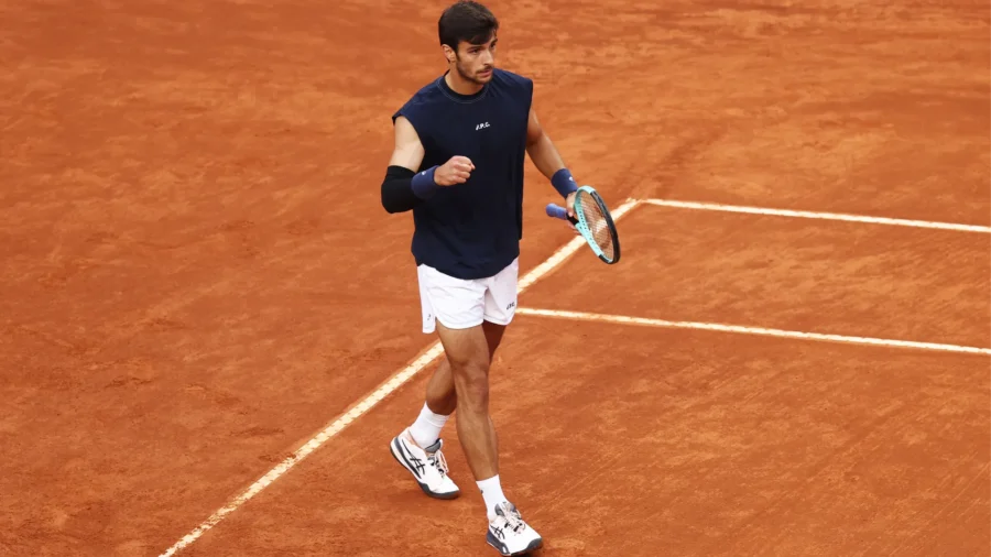 Lorenzo Musetti vence a Medvedev y a la lluvia: está en cuartos de Roma