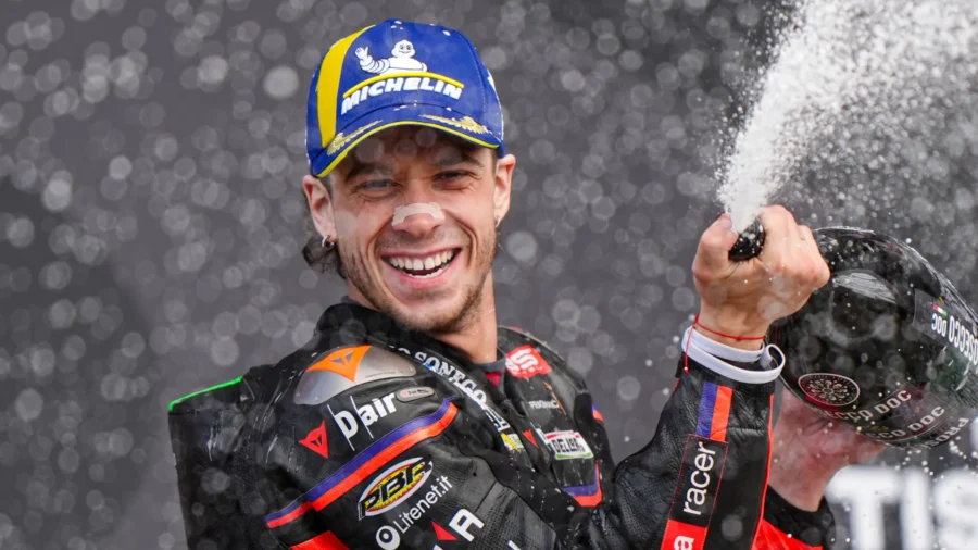 Dedicatoria especial de Marco Bezzecchi y mensaje de Aprilia a Jorge Martín