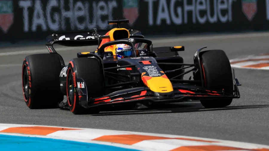 Max Verstappen en la pole position en Miami. Mal para los Ferrari