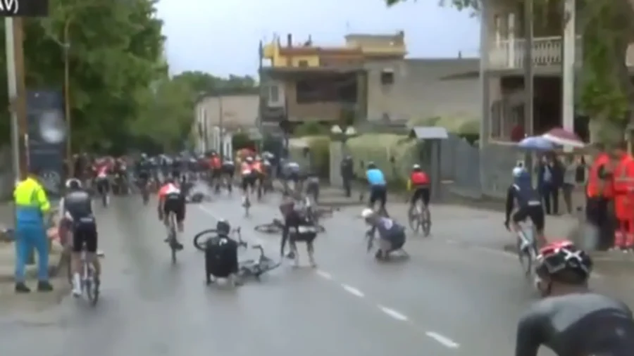 Maxi accidente en el Giro d&apos;Italia, tiempos neutralizados. Hindley en ambulancia