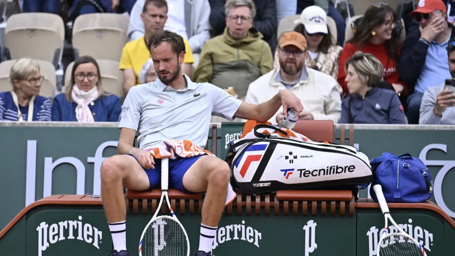 Daniil Medvédev, estruendosa caída en la primera ronda de Roland Garros