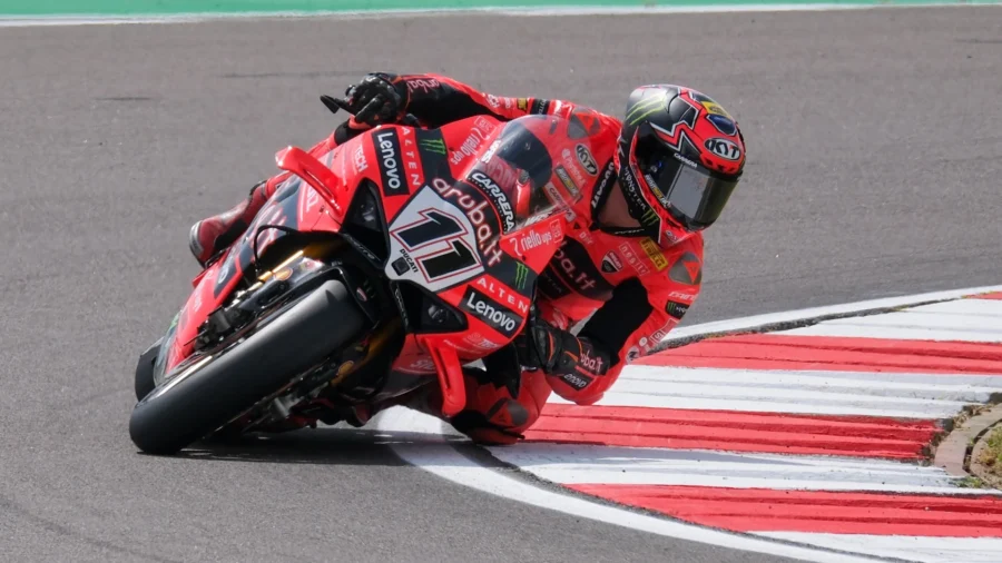 Sbk, Nicolò Bulega vence a Toprak Razgatlioglu en la carrera 1 de Cremona