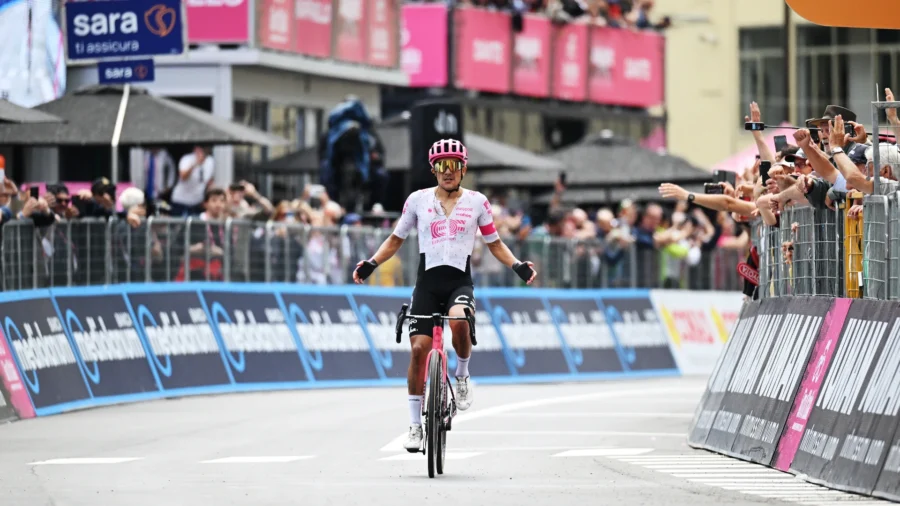 Giro 2025: Richard Carapaz da un golpe en Castelnovo ne&apos; Monti, Isaac Del Toro siguen de rosa