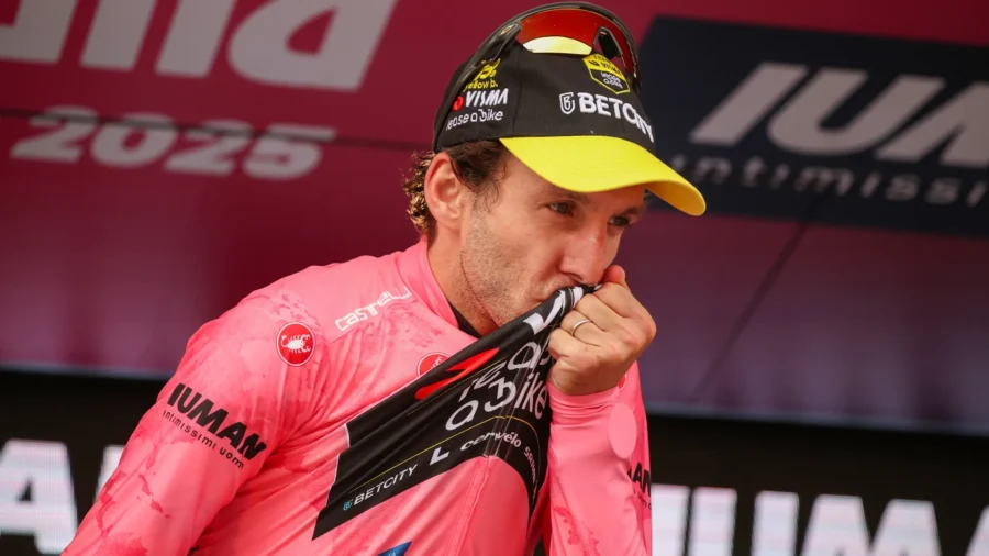 Giro d&apos;Italia, Simon Yates incrédulo tras el revés: "Es&apos; como un cuento de hadas"