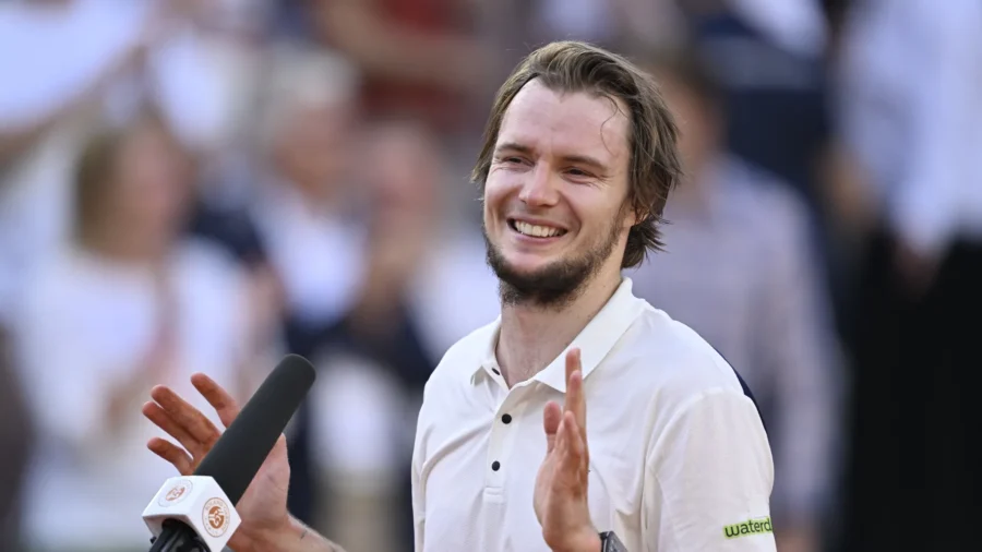 Jannik Sinner: Alexander Bublik no se contiene con el azul