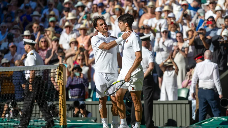 Carlos Alcaraz festeja a Fabio Fognini