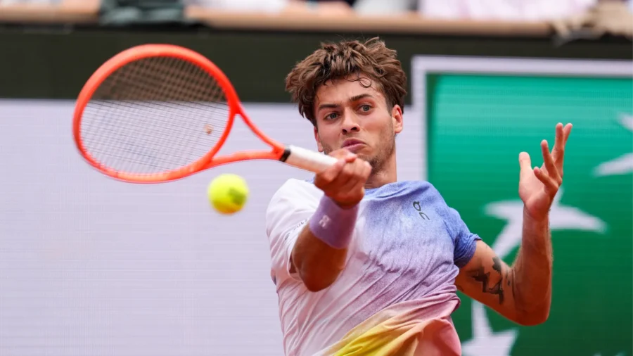Halle, la epopeya de Flavio Cobolli: vence a João Fonseca y vuela a segunda ronda