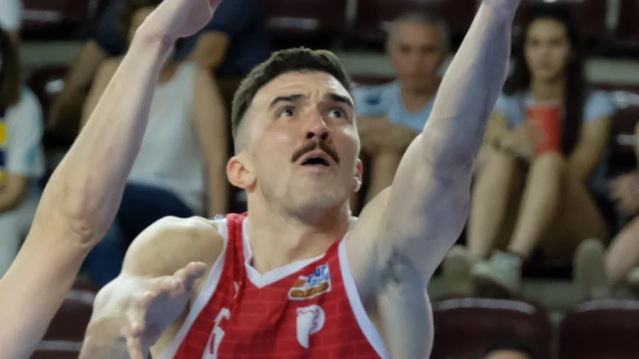 Lorenzo Saccaggi vuelve a elegir el rojo y el blanco