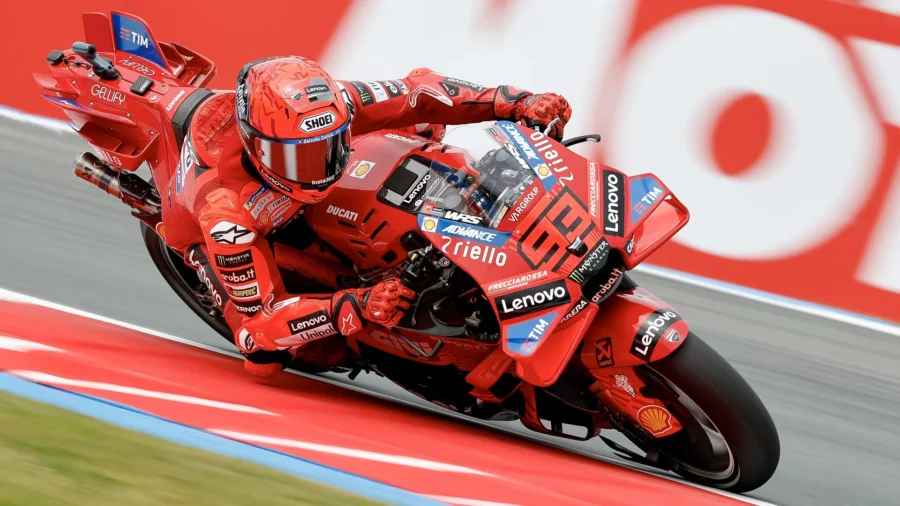 Marc Márquez triunfa en Assen, Bezzecchi y Bagnaia en el podio, Alex Márquez fracturado