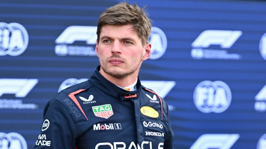 Johnny Herbert saca la bandera negra a Max Verstappen