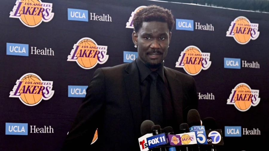 NBA: Ayton sirve de inmediato a Doncic y James