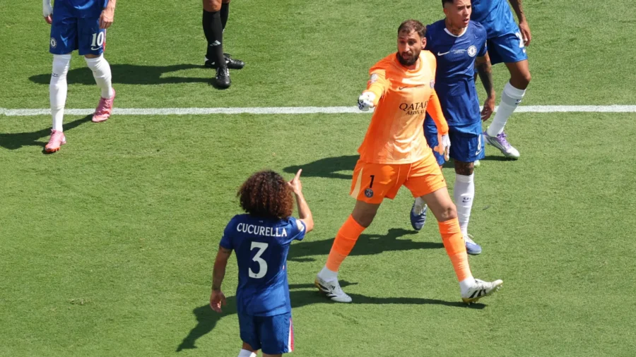 Gianluigi Donnarumma furioso durante la final, doble riña