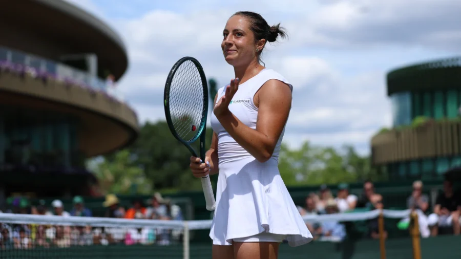 Wimbledon: Elisabetta Cocciaretto sonríe, Lucia Bronzetti no